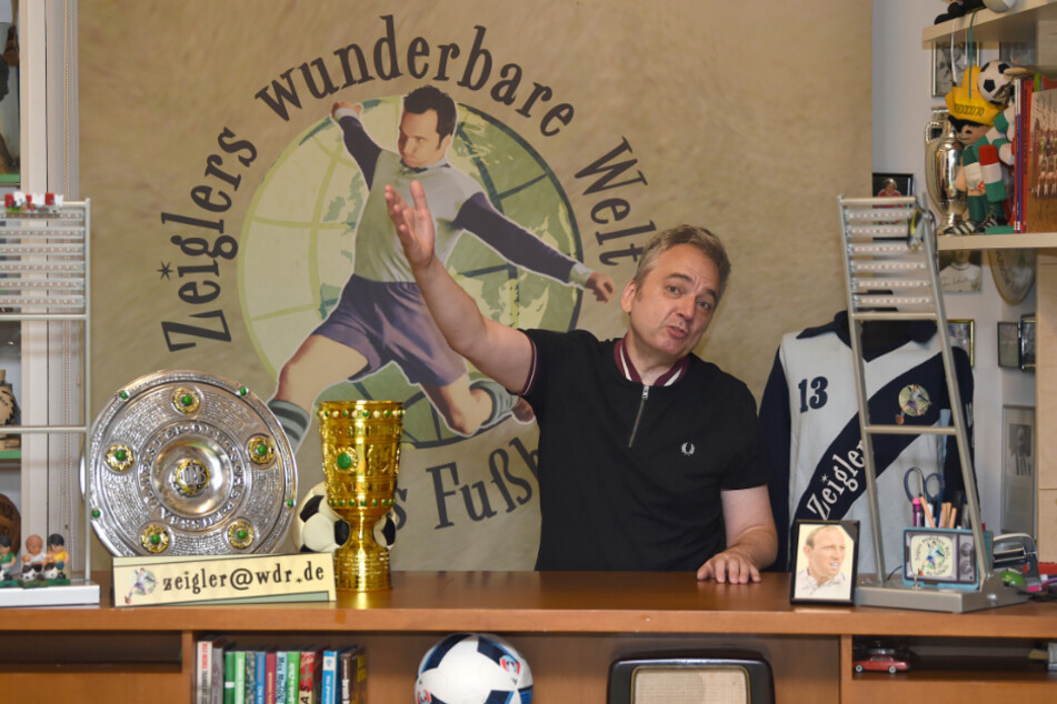 Seit 16 Jahren wirft Arnd Zeigler (58) in "Zeiglers wunderbare Welt des Fußballs" einen humoristischen Blick auf das runde Leder.