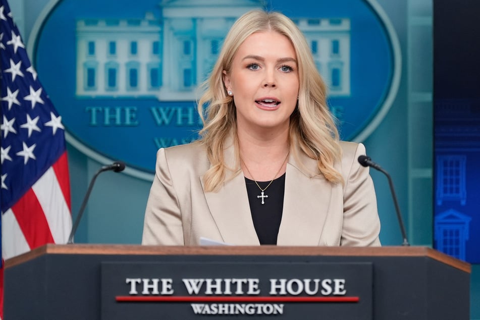 Karoline Leavitt, Pressesprecherin des Weißen Hauses, spielte die iranischen Angriffe auf Frachter herunter.