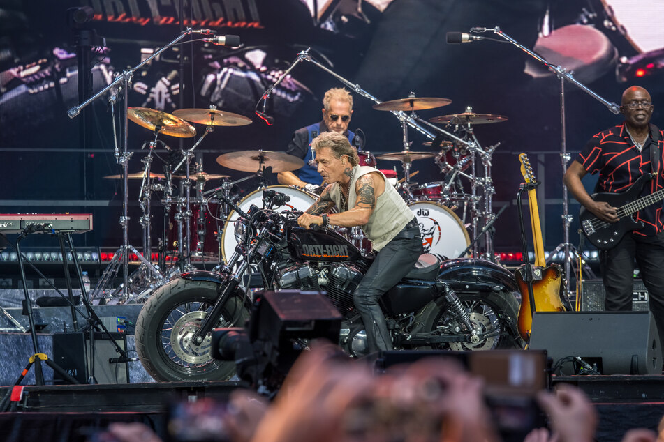 Vor dem Konzert fährt Peter Maffay (74) mit seiner Harley auf die Bühne.