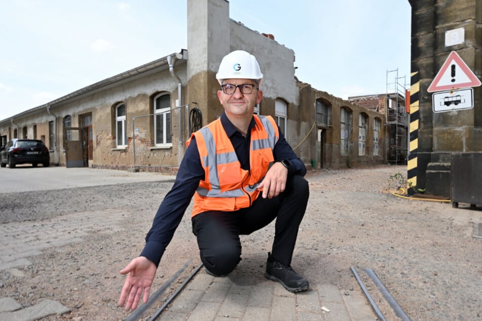 Garagencampus-Projektleiter Jörg Wittig (49) am historisch ersten Schmalspur-Gleis des ehemaligen Betriebshofs (Gleis 0).