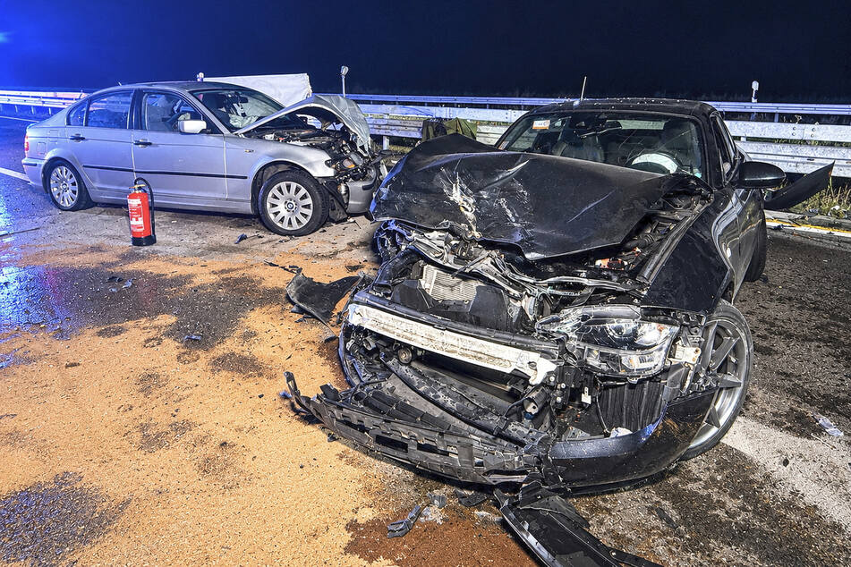 Zwei Autos kamen nach einem Unfall auf der linken Fahrbahn zum Stehen.
