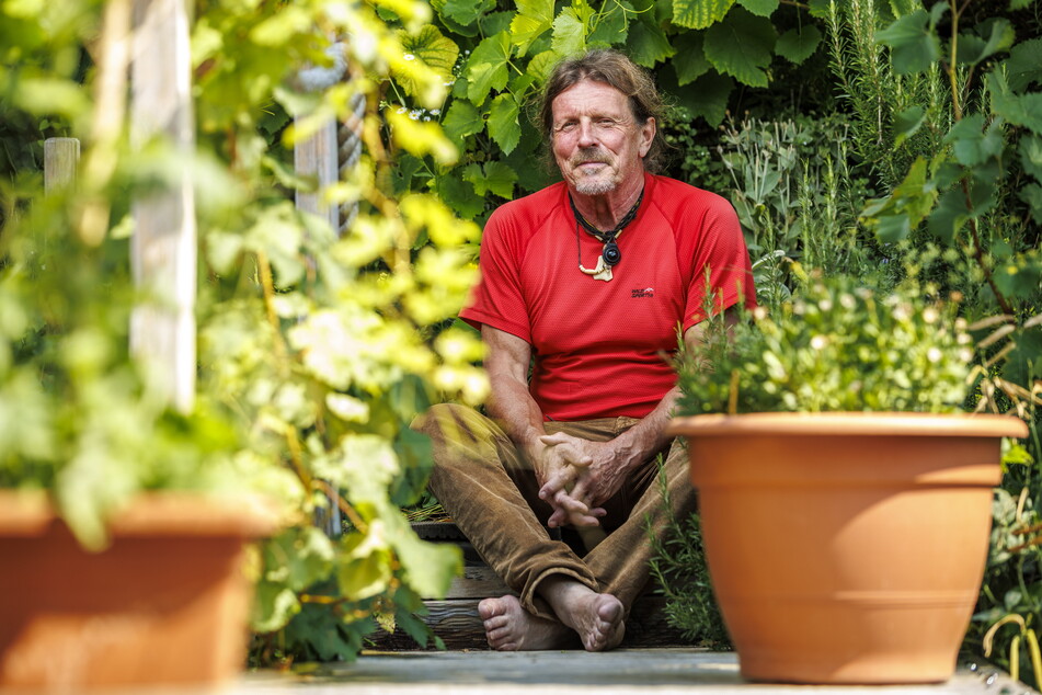 Weltenbummler Götz Wiegand (64) in seinem Dresdner Refugium. Geboren wurde er in Klaffenbach.