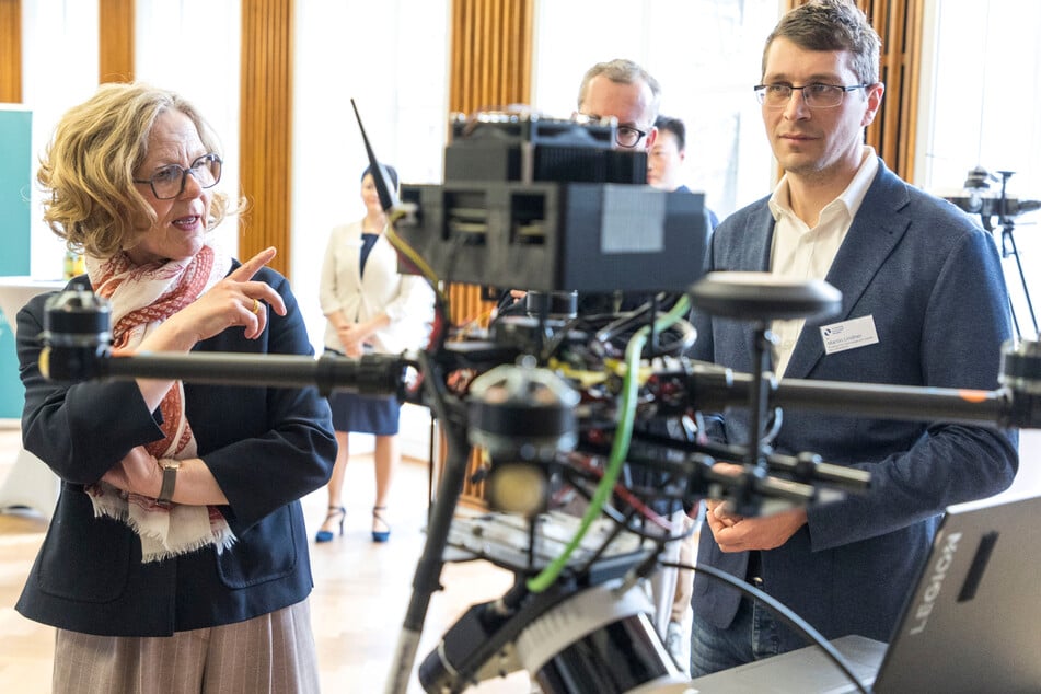 Martin Lindner (35) zeigte Ministerin Regina Kraushaar (61, CDU) eine der Drohnen, mit denen aktuell geforscht wird.