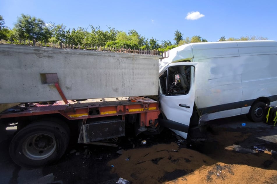 Den Rettungskräften der Feuerwehr bot sich am Montag ein grausames Bild auf der A3.