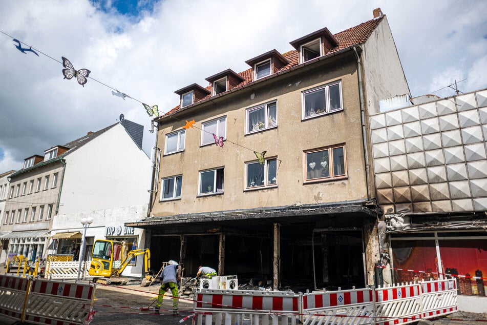 Die alleinerziehende Mutter konnte sich auf die Dachterrasse retten. Im Obergeschoss starb ein vierjähriges Kind.