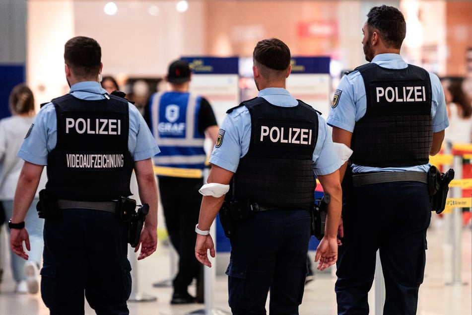 Beamte der Bundespolizei haben die Metallwaffen bei einer Kontrolle am Flughafen Köln/Bonn im Gepäck des 35-Jährigen gefunden. (Symbolfoto)