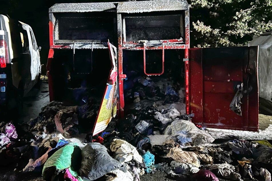 Die beiden Altkleidercontainer brannten komplett aus.