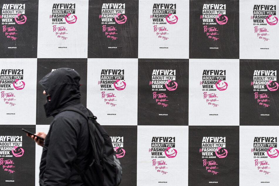 Vor dem Kraftwerk Berlin hängen Plakate um für die About You Fashion Week 2021 werben. Jetzt legte der Online-Modehändler einen erfolgreichen Start an der Börse hin.