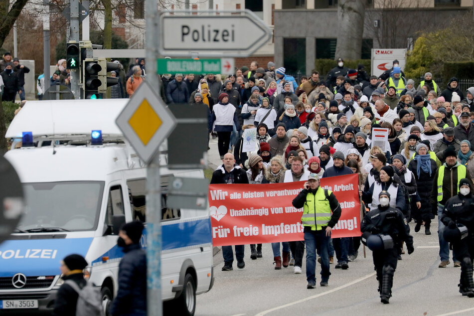 Teilnehmer der Demonstration sind in der Schweriner Innenstadt unterwegs.