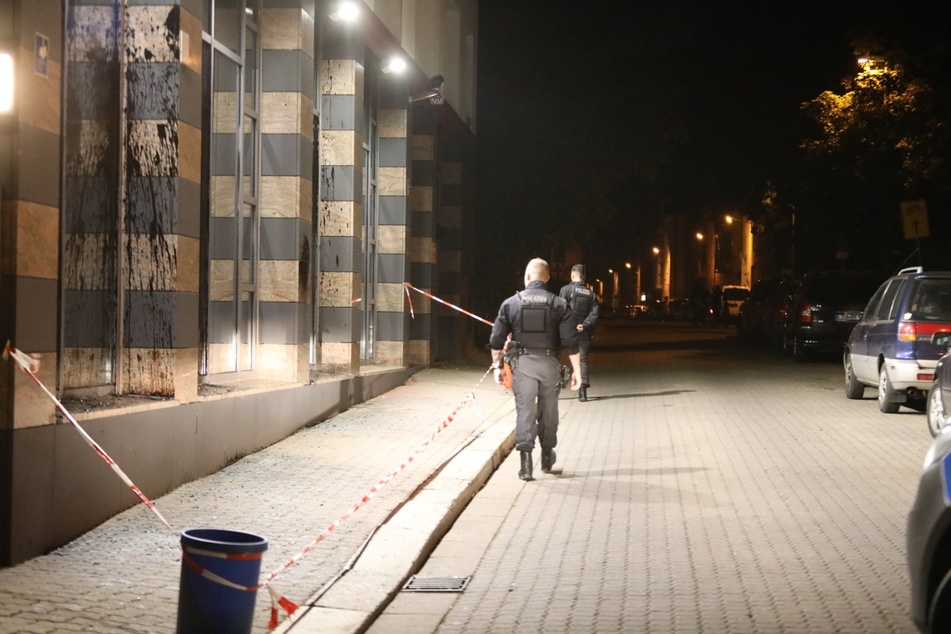 Die zweite Nacht in Folge wurde das Connewitzer Polizeirevier in der Wiedebach-Passage angegriffen.