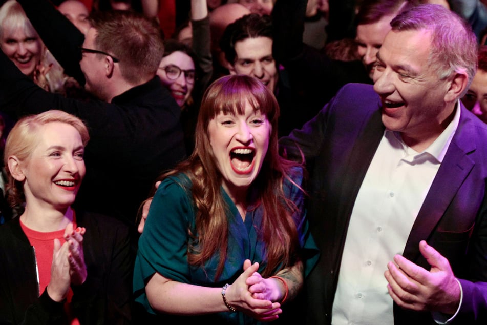 Ines Schwerdtner (36, l.), Heidi Reichinnek (36) und Jan van Aken (63) jubeln bei der Wahlparty der Linkspartei.