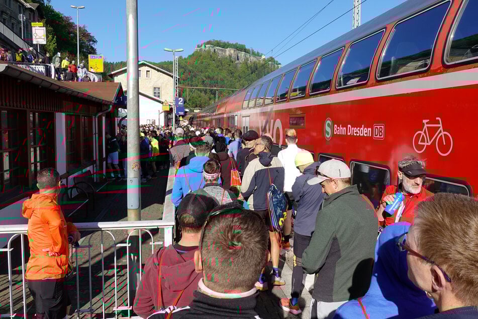Am Sonntagvormittag dürften zahlreiche Marathon-Läufer die S-Bahnen zwischen Dresden und Königstein stürmen. (Archivbild)