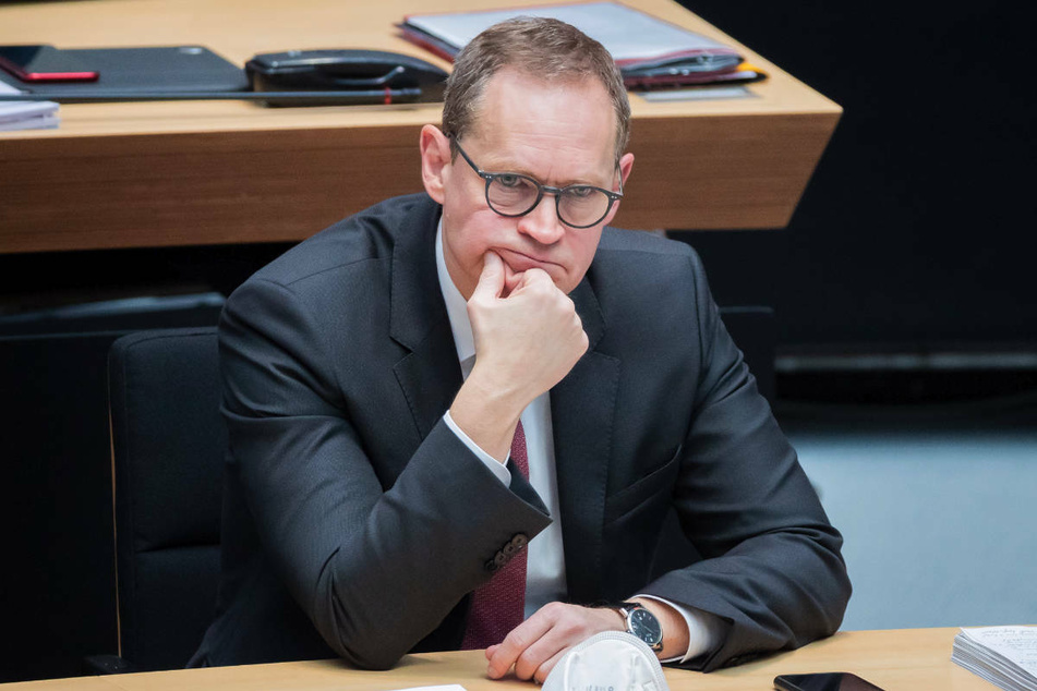 Ein nachdenklicher Michael Müller (56, SPD) sitzt bei einer Plenarsitzung des Berliner Abgeordnetenhauses auf der Regierungsbank. Am Samstag berät der Senat über das weitere Vorgehen in der Corona-Pandemie.