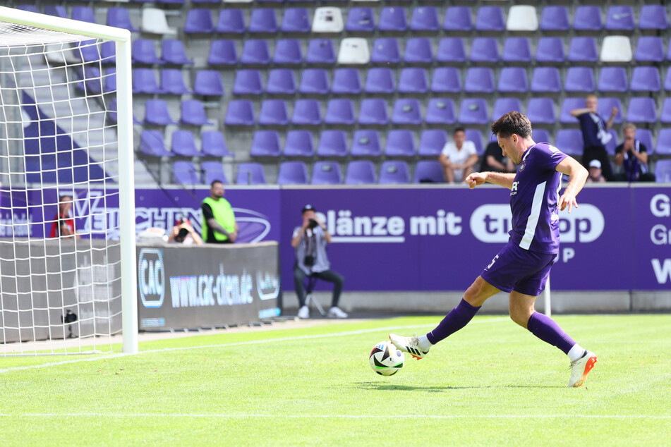 Tor für Aue! Marcel Bär (36) trifft zum 2:1.