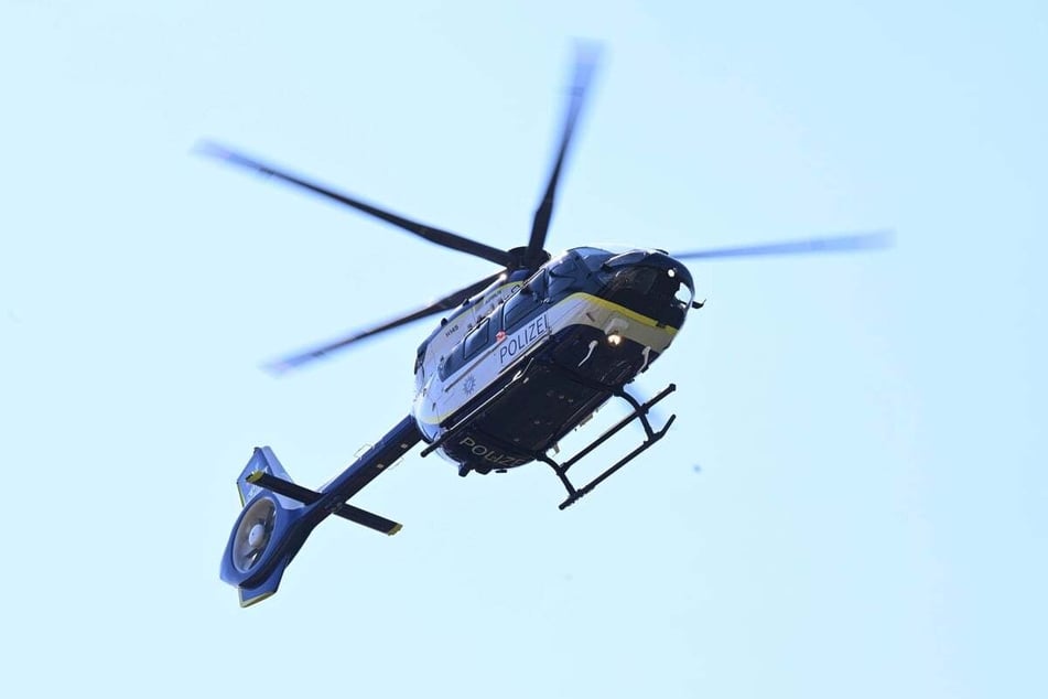 Am heutigen Freitag wird unter anderem mit einem Polizeihelikopter nach dem Unfallort sowie dem Fahrrad des 18-Jährigen gesucht. (Symbolbild)