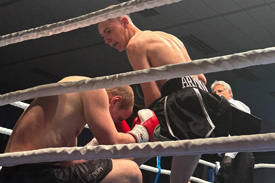 Arminius Rolle (15, r.) hat seinem Gegner Constantin Albrecht keine Chance gelassen.