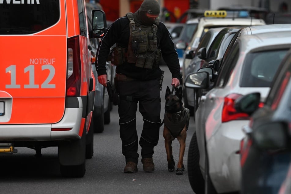 Bei dem Großeinsatz von Polizei und Feuerwehr in Berlin-Kreuzberg rückten auch Elite-Beamte des SEK an.