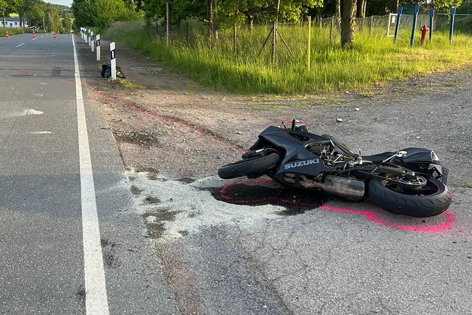 Das Suzuki-Motorrad lag nach dem Unfall am Straßenrand. Der Fahrer (25) starb im Krankenhaus.