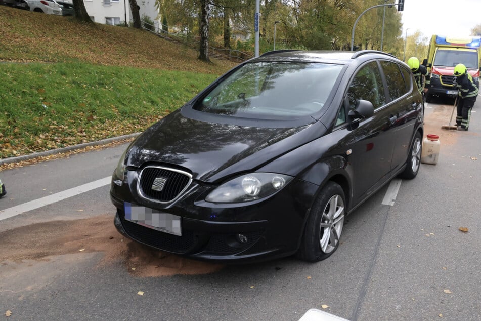 Wilder Crash in Chemnitz: Fahrer verletzt, Auto schrott!
