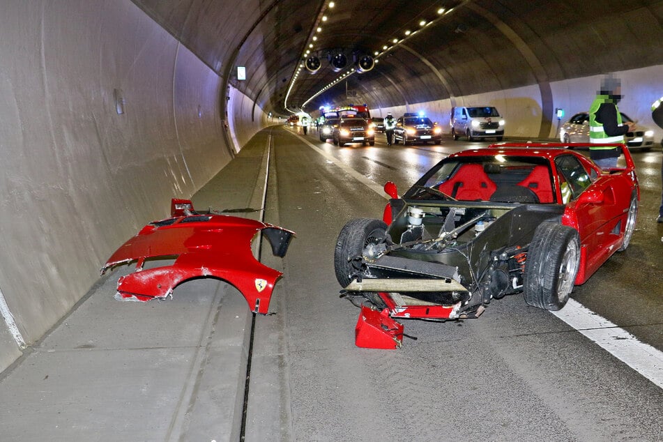 Unfall A81: Teures Vergnügen: 24-Jähriger schrottet Ferrari mitten im Tunnel