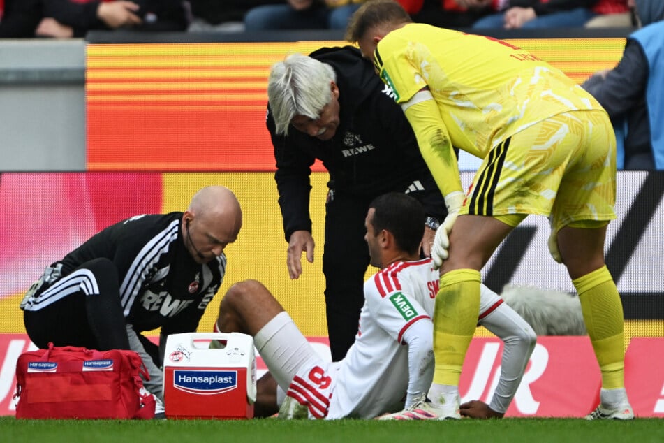 FC-Physio Christian Osebold (l.) und Mannschaftsarzt Dr. Peter Schäferhoff (2.v.l.) kümmerten sich auf dem Platz um den verletzten Ellyes Skhiri (in Weiß).