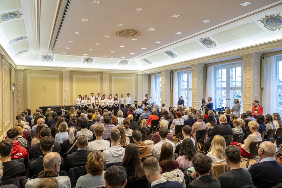 Schüler sangen und musizierten zur feierlichen Einweihung mit Dutzenden Gästen.