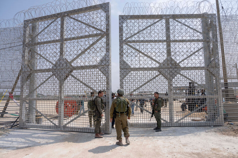 Grenzübergang Erez: Israelische Soldaten versammeln sich in der Nähe eines Tores, um einen Kontrollbereich für Lastwagen mit humanitären Hilfsgütern für den Gazastreifen zu passieren.