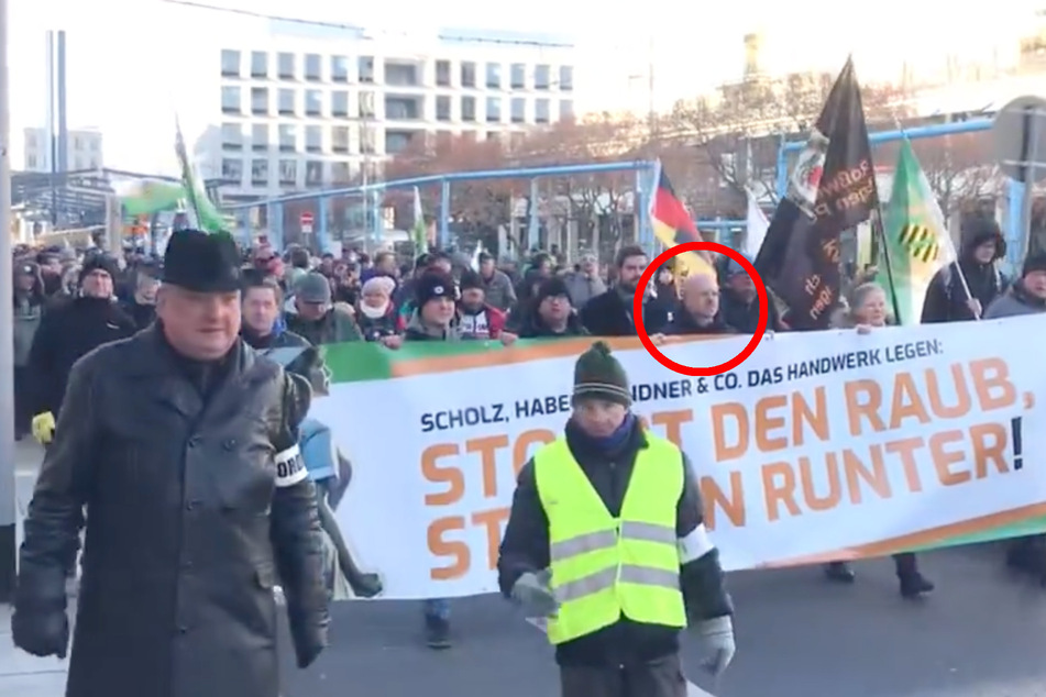 Der ehemalige AfD-Politiker Andreas Kalbitz (51) hat sich den Demonstranten angeschlossen.