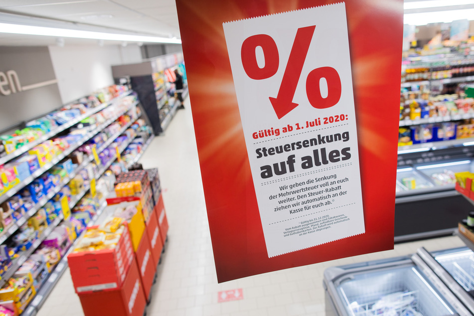 Beim Einkaufen fallen die Preise durch die Mehrwertsteuer-Senkung. Damit will die Bundesregierung den Konsum nach der Corona-Krise wieder ankurbeln.