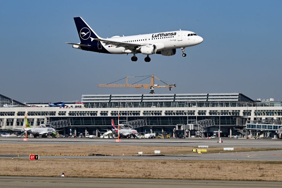 Lufthansa: Medizinischer Notfall: Lufthansa-Flieger muss in Stuttgart zwischenlanden