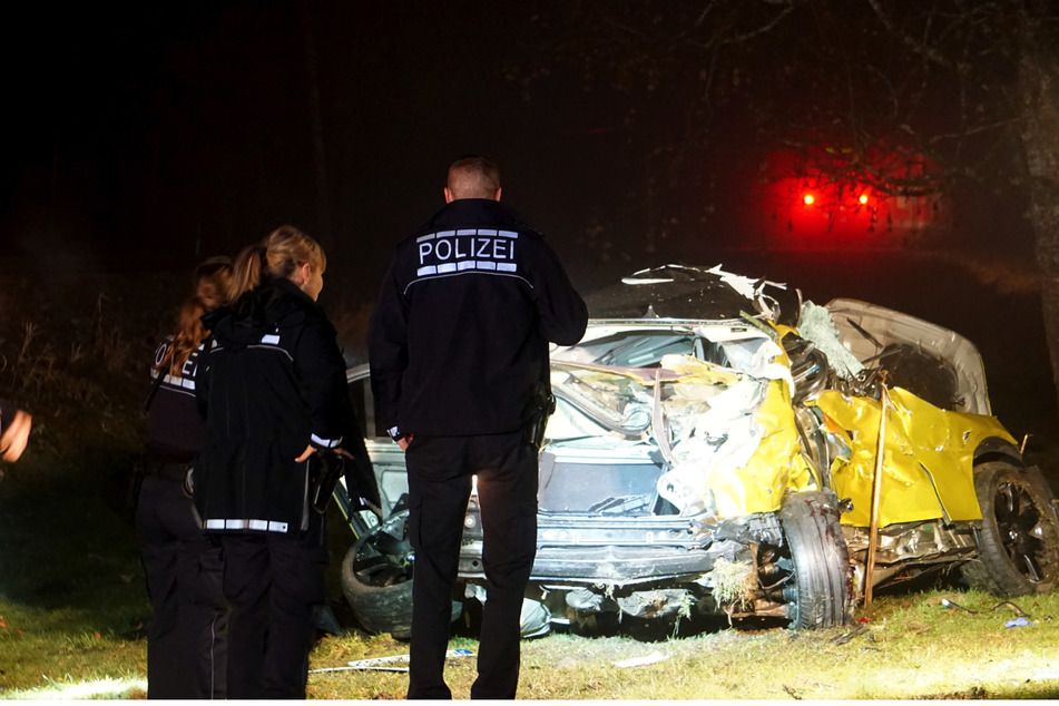BMW-Fahrer (†19) will Unfall-Wagen von Gleisen fahren, doch ein Zug nähert sich!