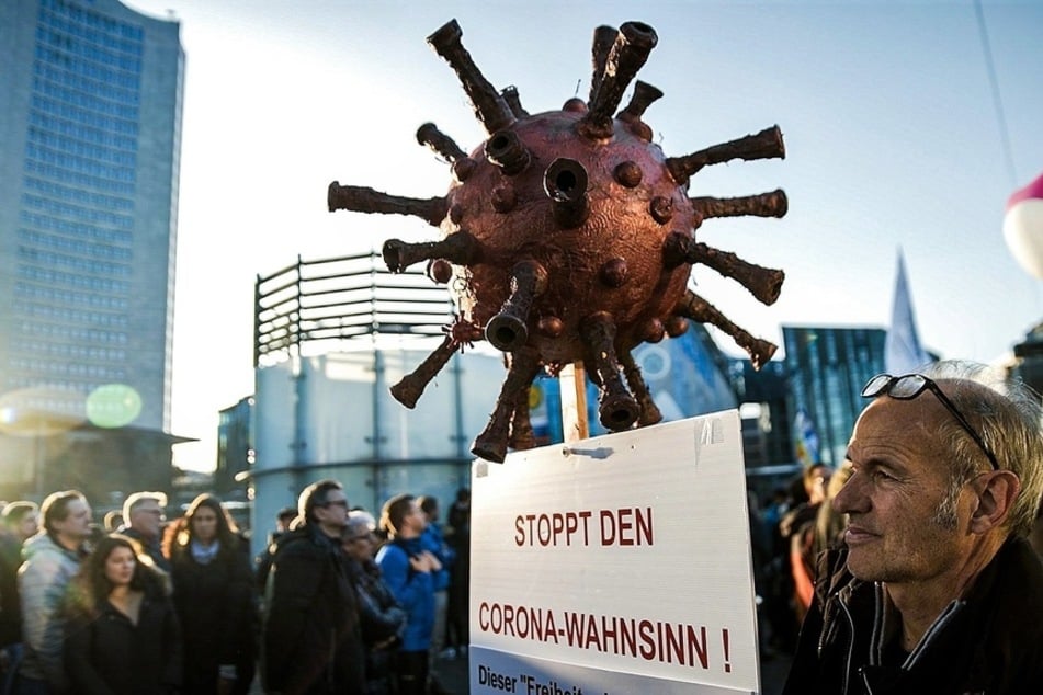 Mehrere Zehntausend Menschen haben Anfang November in Leipzig an Protesten gegen die Corona-Maßnahmen teilgenommen.