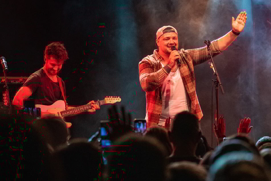 Georg Stengel (32, r.) 2023 im Leipziger Täubchenthal. Ab 30. April geht der Singer-Songwriter wieder auf Tour und macht dabei unter anderem wieder in der Messestadt Halt.