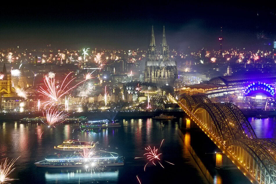 Wegen der Corona-Pandemie dürfen in NRW an Silvester voraussichtlich keine großen Feuerwerke gezündelt werden. (Symbolbild)