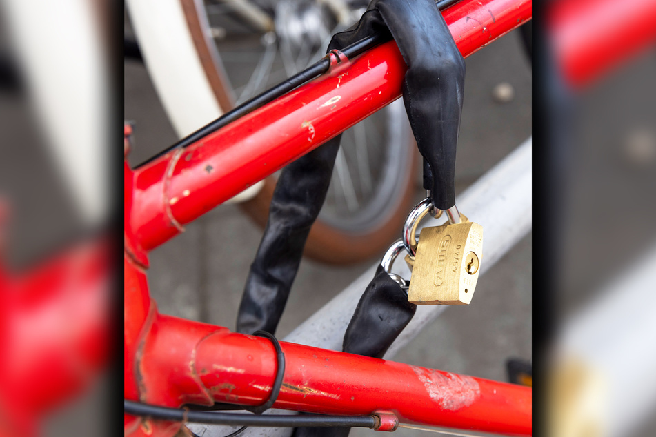 Zwei Vorhängeschlösser und eine Kette sollen dieses Fahrrad vor Diebstahl bewahren.