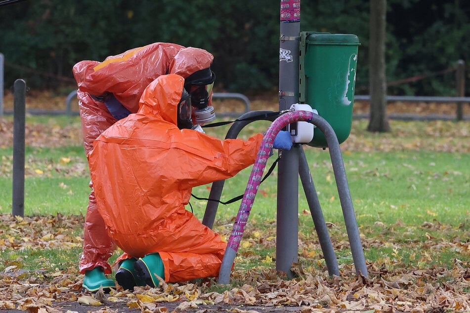 In diesem Mülleimer entdeckten die Einsatzkräfte die Tasche.