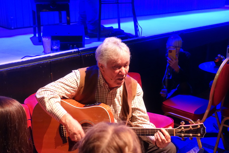 Kinderlied-Legende Rolf Zuckowksi hat gemeinsam mit den Kindern seine Lieder gesungen.