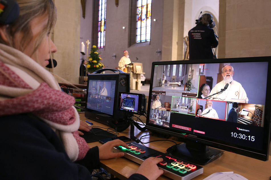 Eine Frau steuert den live übertragenen Internet-Auftritt der Ostermesse von Bischof Gerhard Feige aufgrund der Maßnahmen gegen das neuartige Coronavirus aus der römisch-katholischen Kathedralkirche Sankt Sebastian.