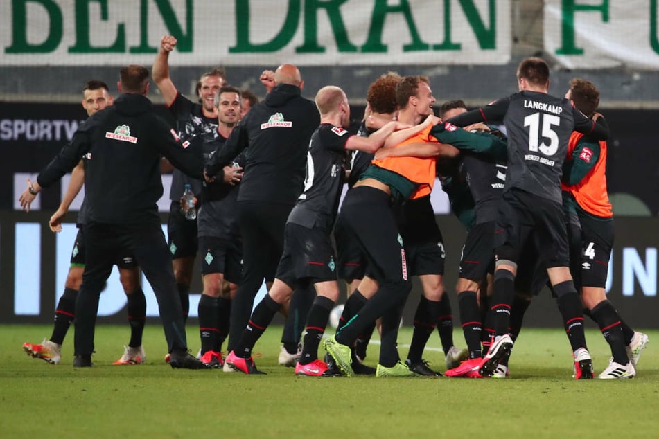 Bremer Spieler und Betreuer feiern nach überstandener Relegation gegen den 1. FC Heidenheim überschwänglich den Nicht-Abstieg.