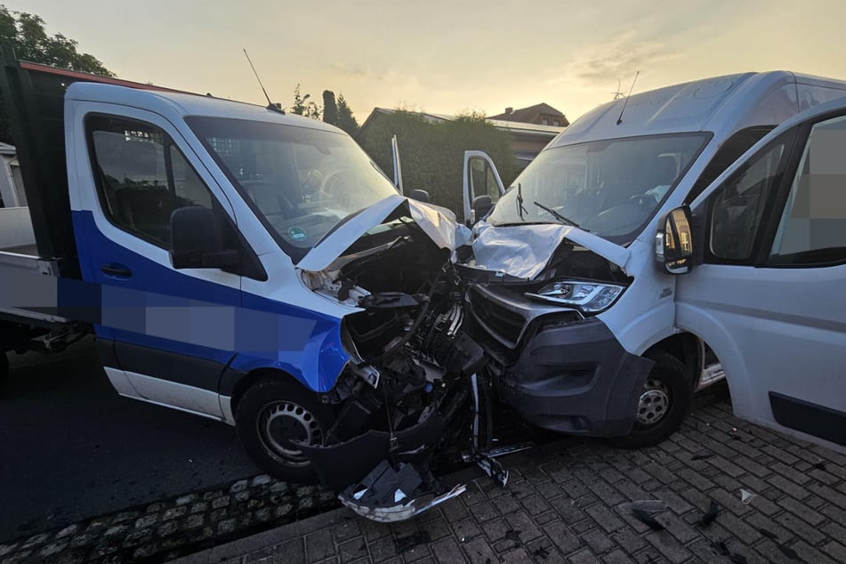Die beiden Transporter krachten frontal zusammen.