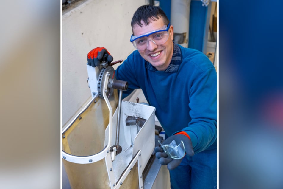 An der Anlage für Pendelschlagversuche testet Martin Groß (38), bei welcher Wucht das Glas zerspringt.