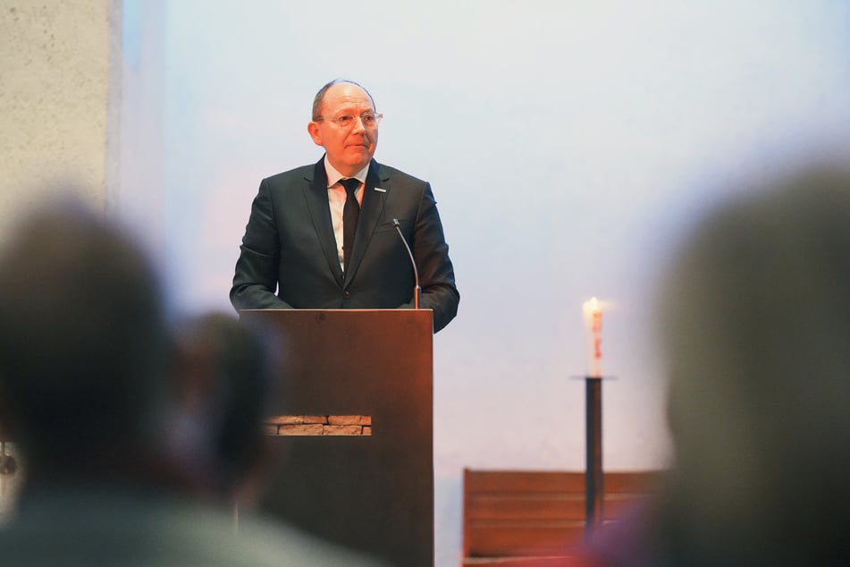 Oberbürgermeister Christian Specht (58, CDU) während des Gedenkgottesdiensts in der Konkordienkirche in Mannheim.