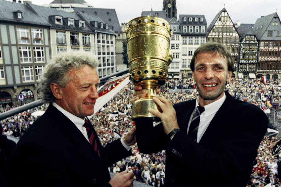 Als Spieler gewann Charly Körbel (r.) mit der Frankfurter Eintracht unter anderem den DFB-Pokal im Jahr 1988. (Archivbild)