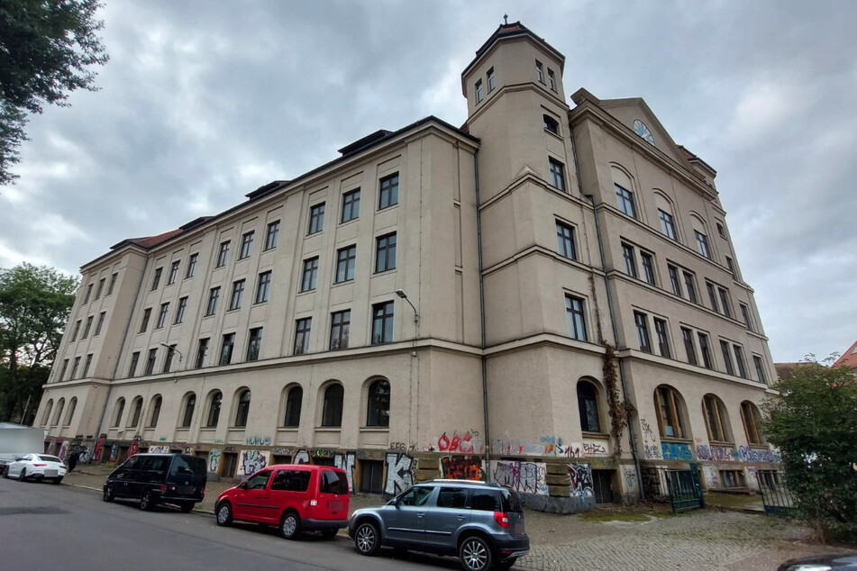 Erst im vergangenen Jahr hatte die Ratsversammlung den Weg zur Einrichtung eines Gymnasiums in dem Gebäude freigemacht. Wie es um die Pläne steht, dazu äußerte sich die Stadt zunächst nicht.