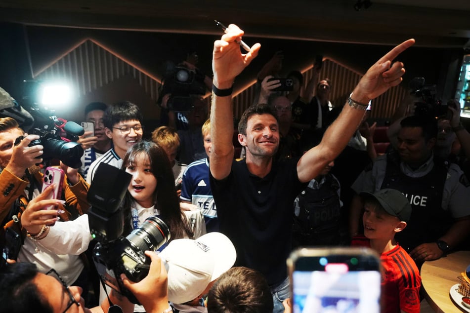 Schon bei seiner Ankunft am Vancouver International Airport zückte der Ex-Bayernspieler den Autogram-Stift.