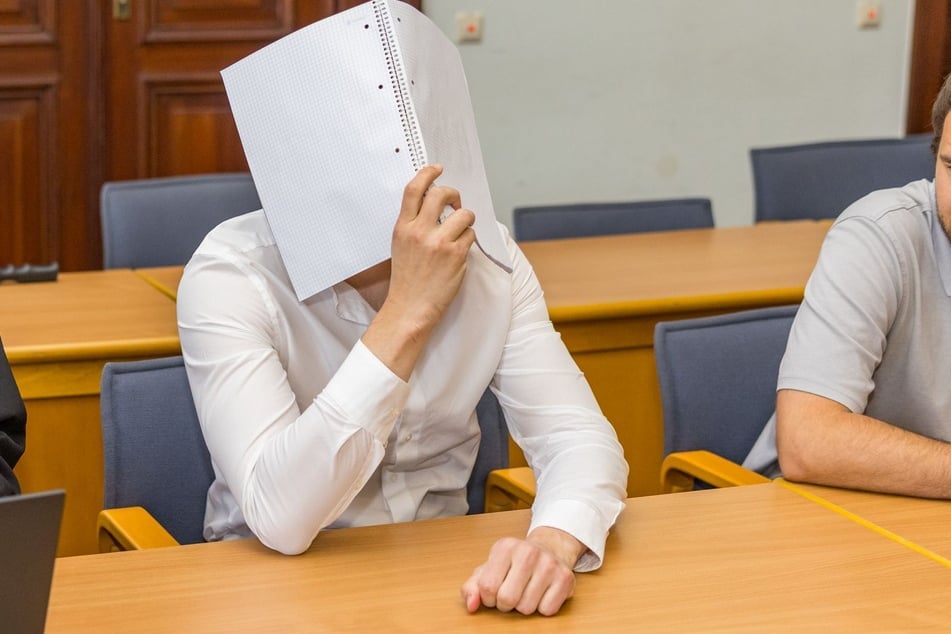 Verbarg vor Gericht sein Gesicht: Deutschlehrer Eduard V. (35), der wegen 55 Fällen des gewerbsmäßigen Bandenbetruges angeklagt ist.