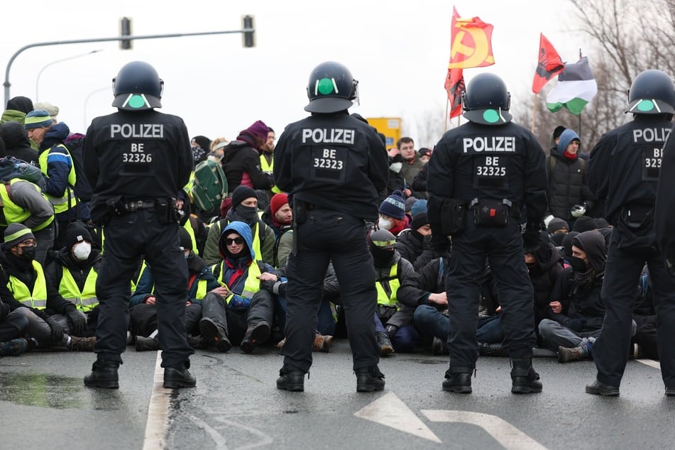 Mit einem Großaufgebot sicherte die Polizei den AfD-Parteitag in Riesa ab.