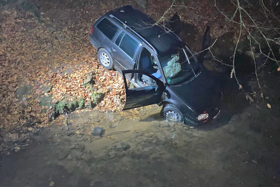 Seinen VW "stellte" der 36-Jährige im Bach ab.