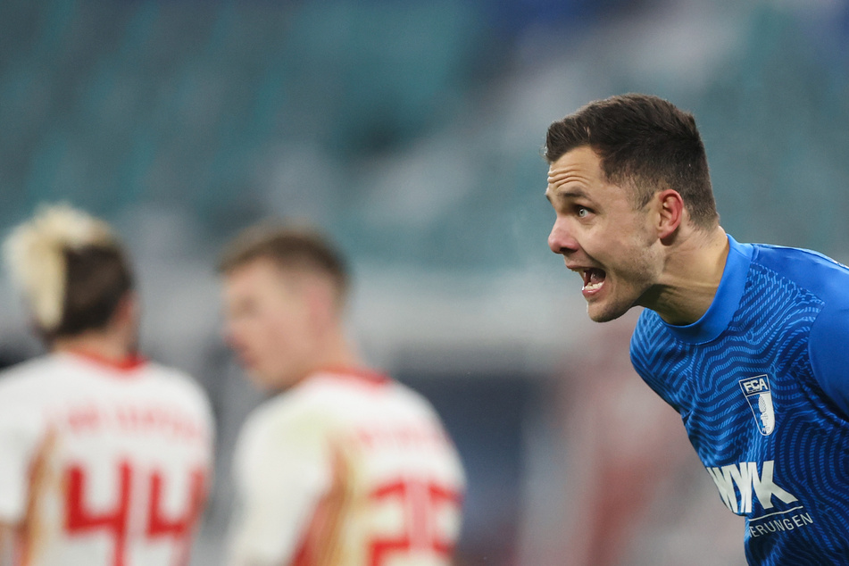 Fühlte sich im Spiel bei RB Leipzig von seiner Vordermannschaft das ein oder andere Mal im Stich gelassen: FC Augsburgs Torhüter Rafal Gikiewicz (r.).