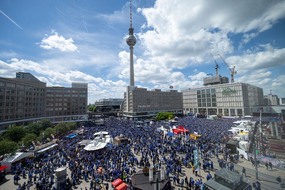 Tausende Arminia-Anhänger stehen auf dem Alexanderplatz in Berlin.